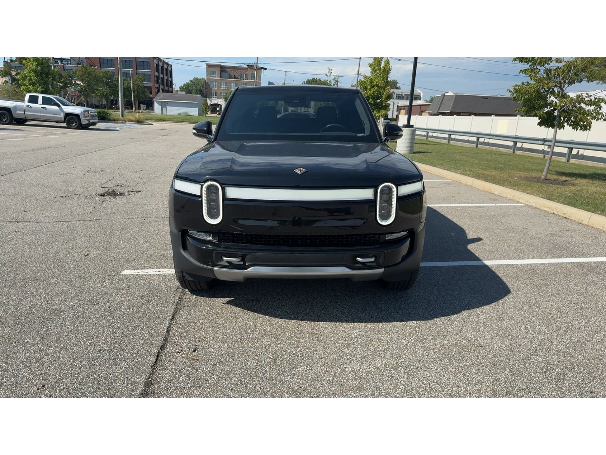 2023 Rivian R1T view 4