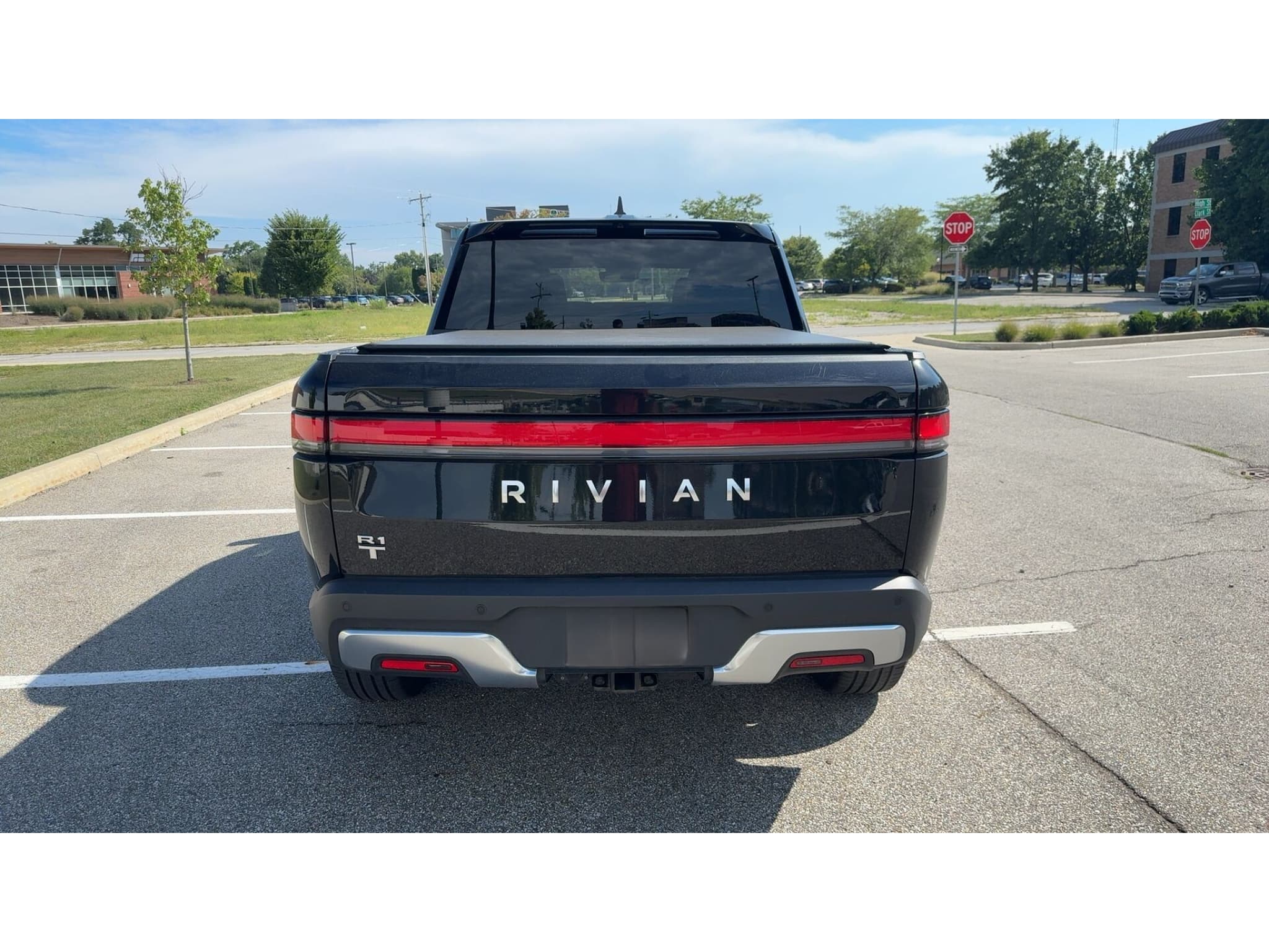 2023 Rivian R1T view 5