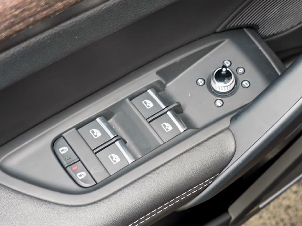 2025 Audi Q5 e view 7
