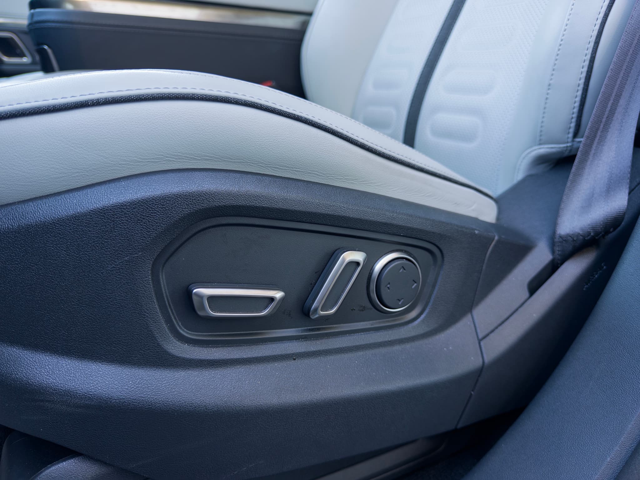 2023 Rivian R1T view 5