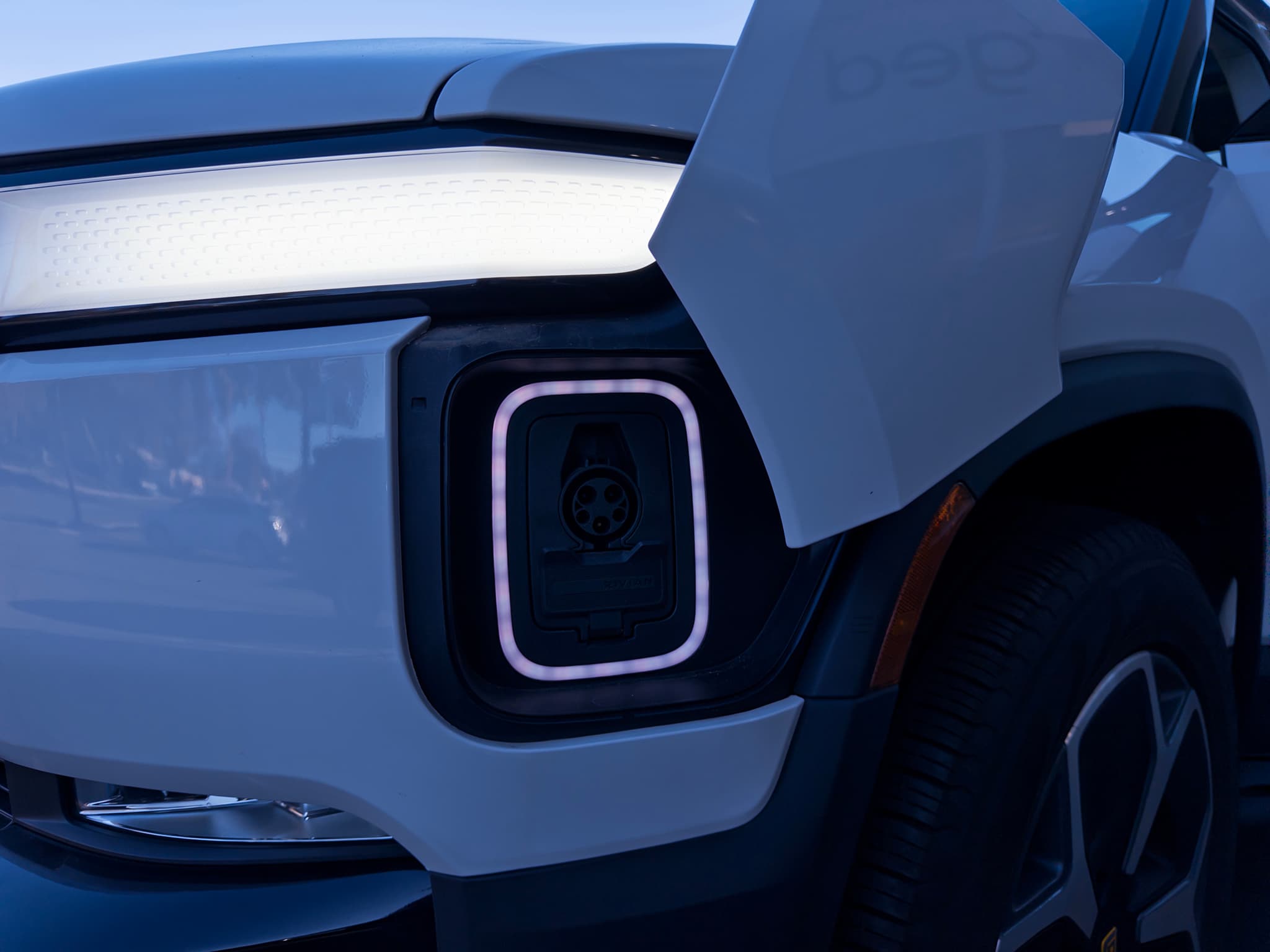 2023 Rivian R1T view 4