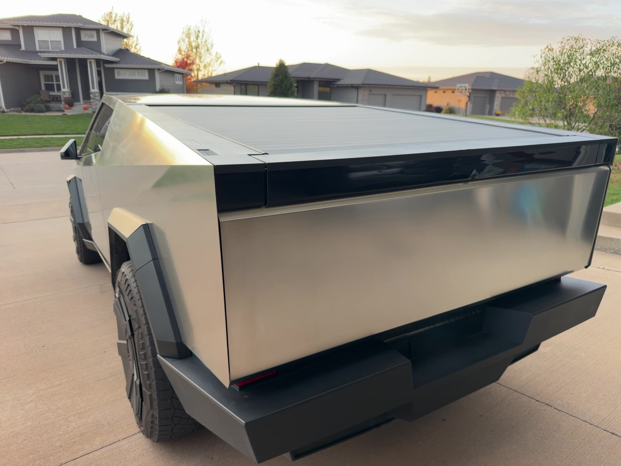 2024 Tesla Cybertruck view 3