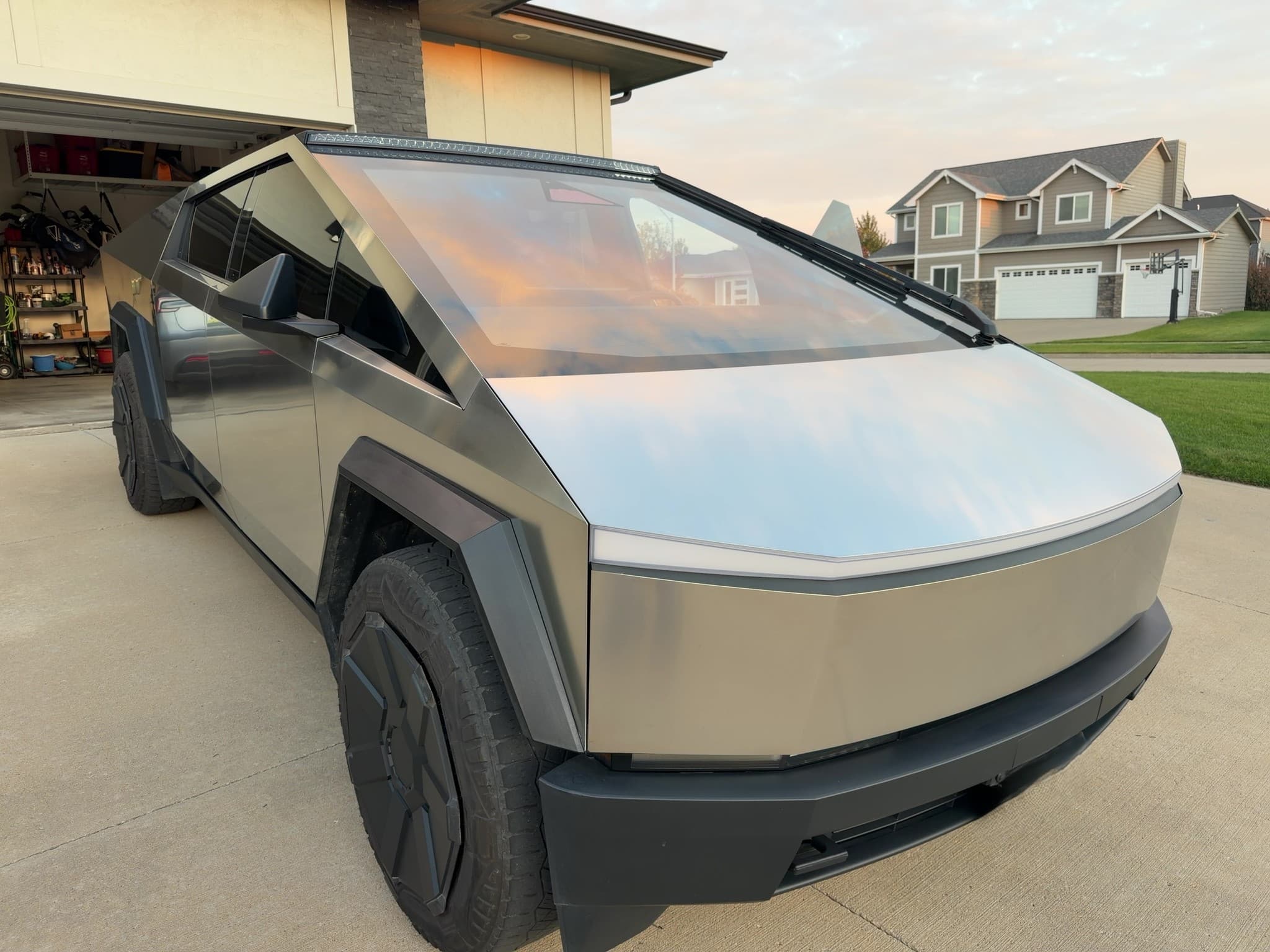 2024 Tesla Cybertruck view 6
