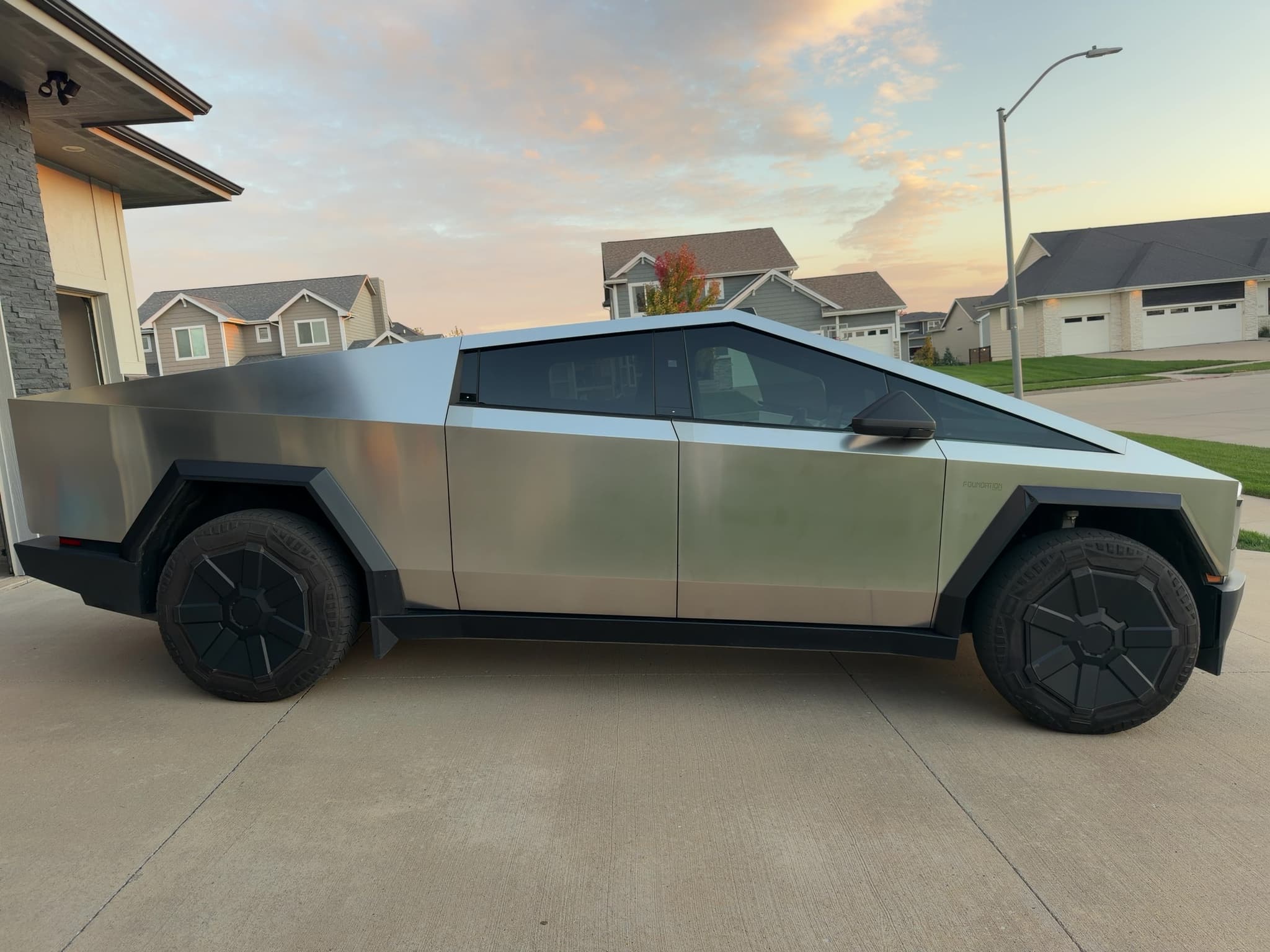 2024 Tesla Cybertruck view 5