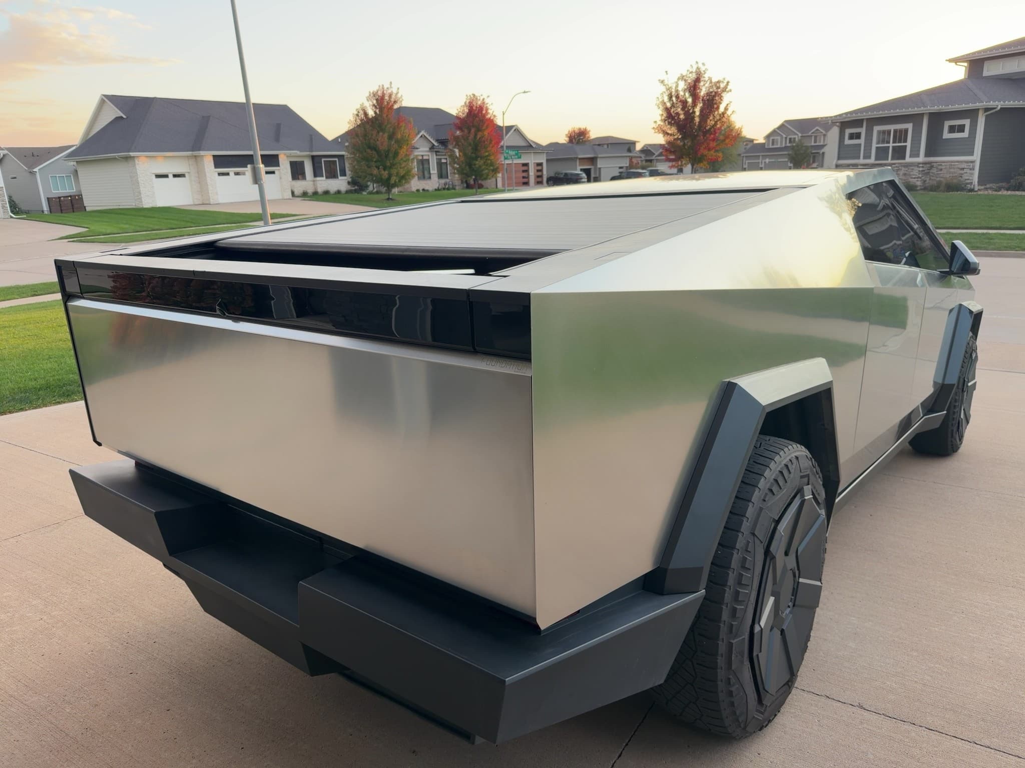 2024 Tesla Cybertruck view 4