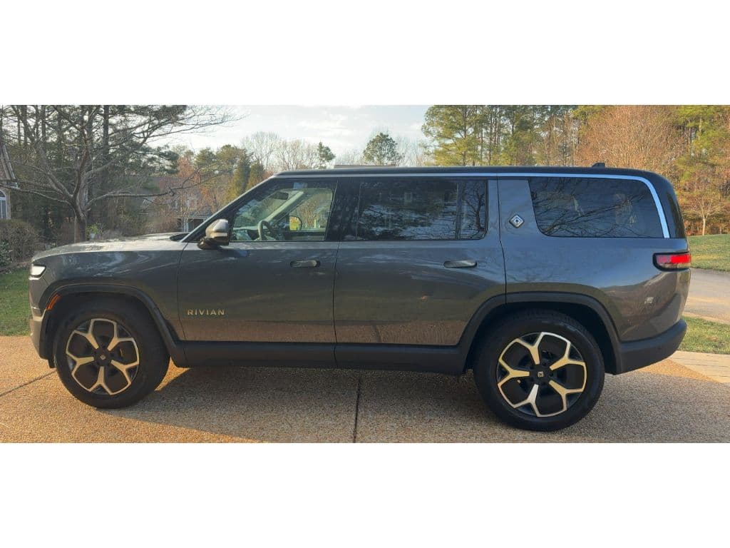 2024 Rivian R1S view 2