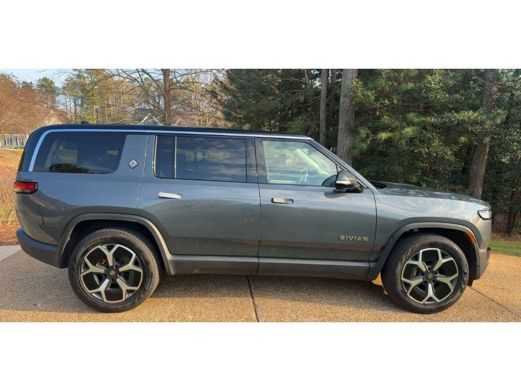 2024 Rivian R1S view 3