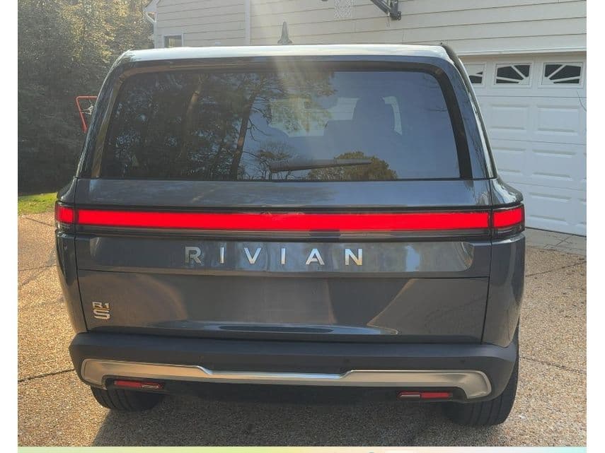2024 Rivian R1S view 4