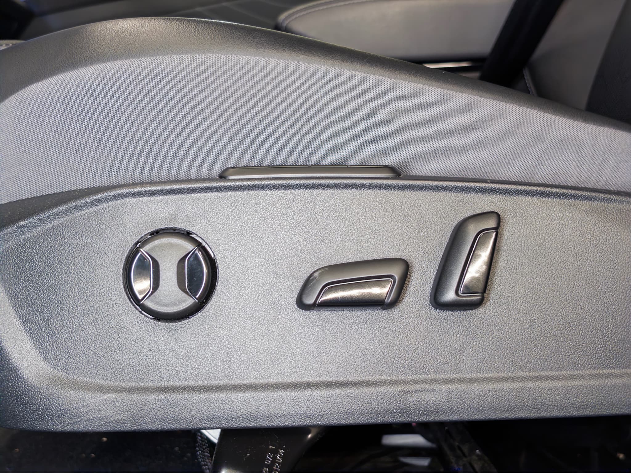 2023 Volkswagen ID.4 view 5