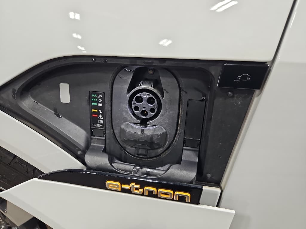 2021 Audi e-tron view 5