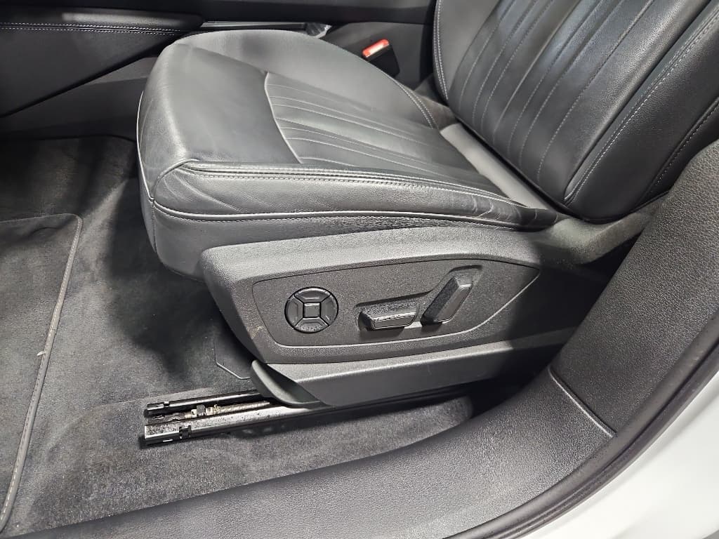 2021 Audi e-tron view 6