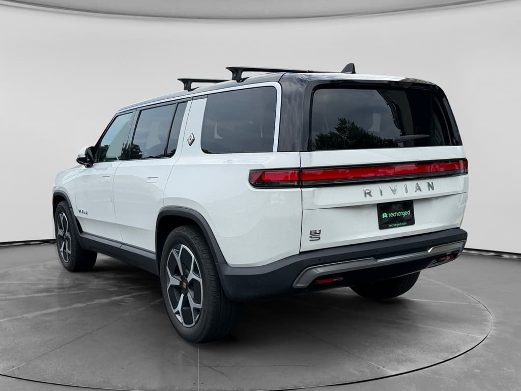 2024 Rivian R1S view 2