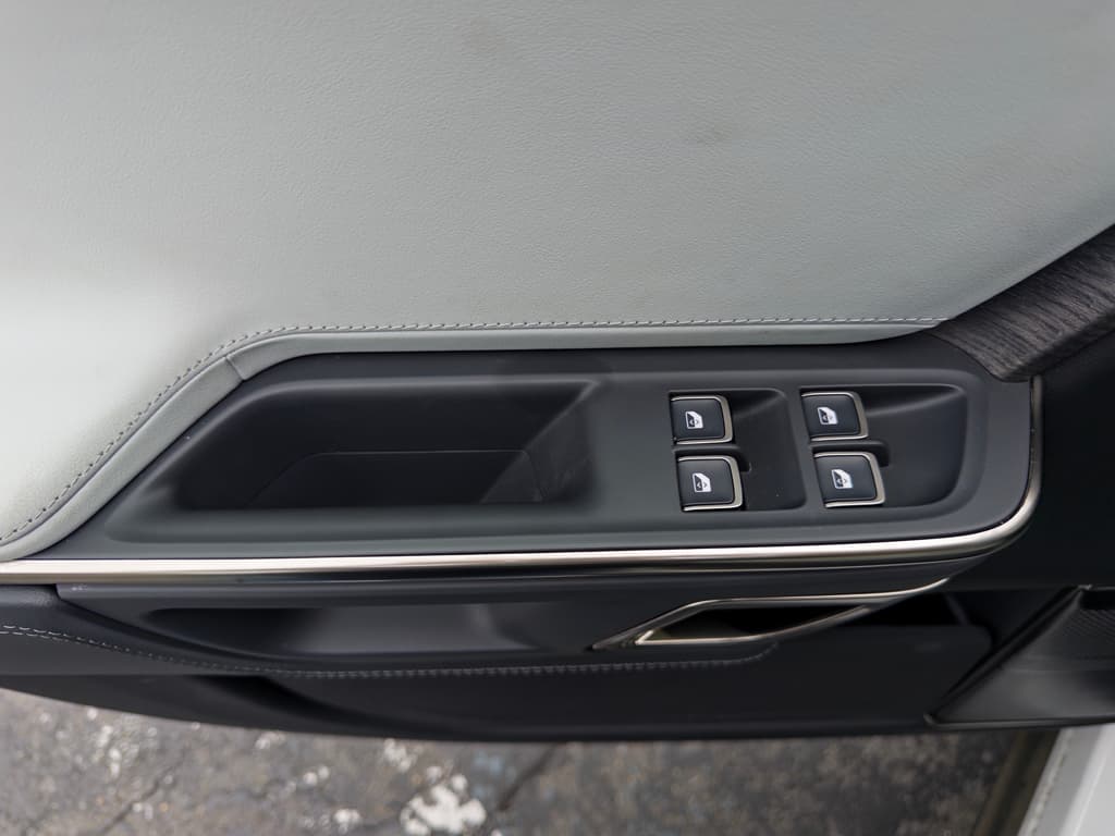 2024 Rivian R1S view 7