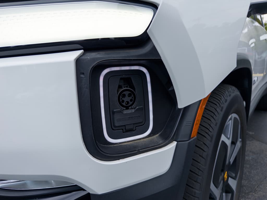 2024 Rivian R1S view 5