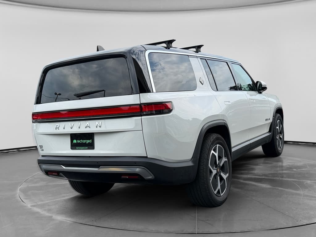 2024 Rivian R1S view 3