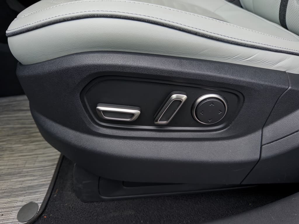 2024 Rivian R1S view 6