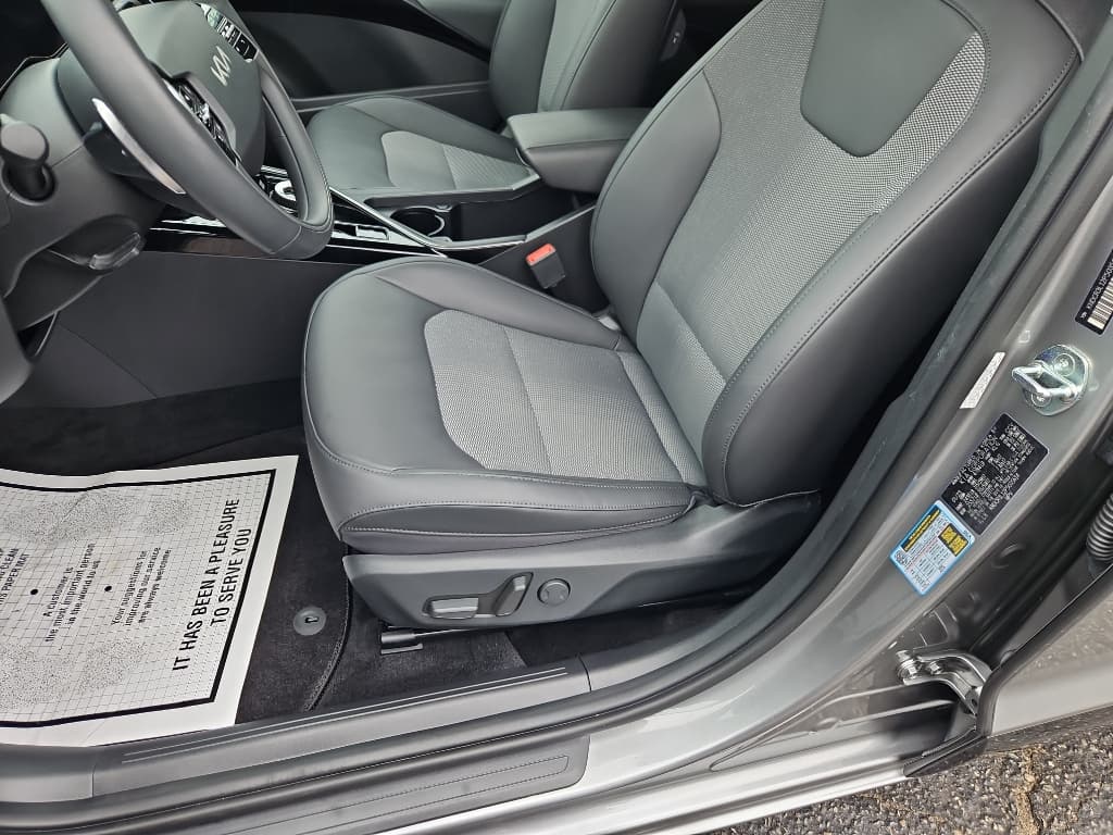 2023 Kia Niro EV view 7