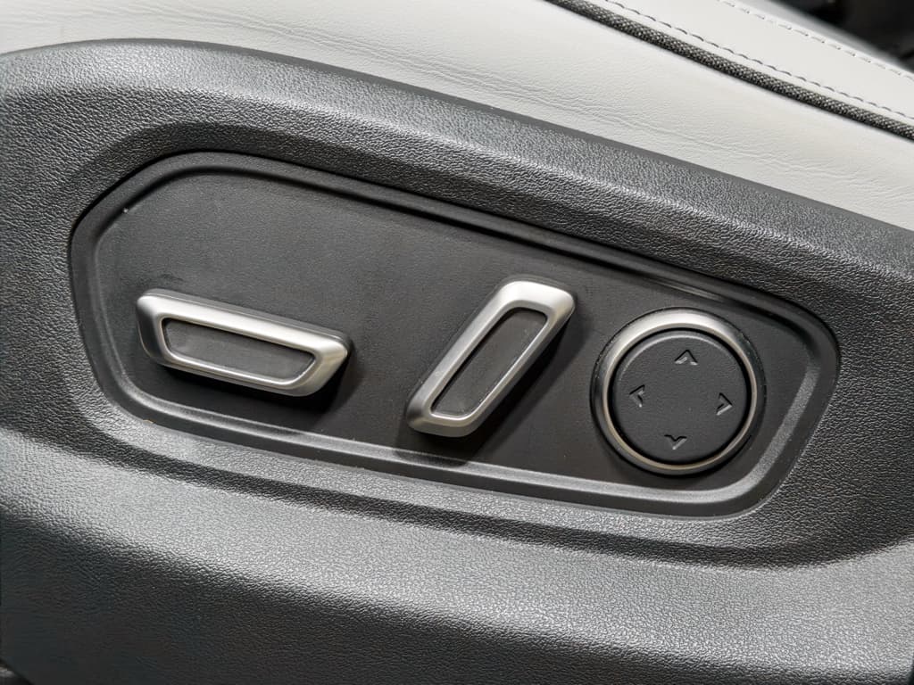 2025 Rivian R1T view 6