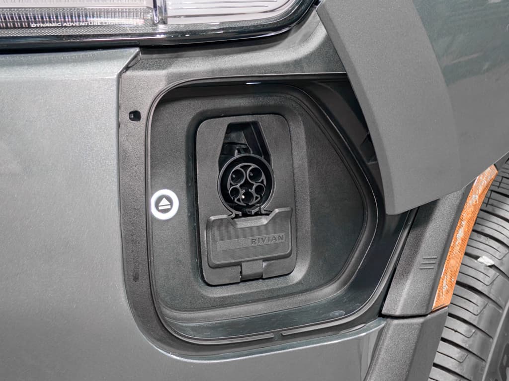 2025 Rivian R1T view 5