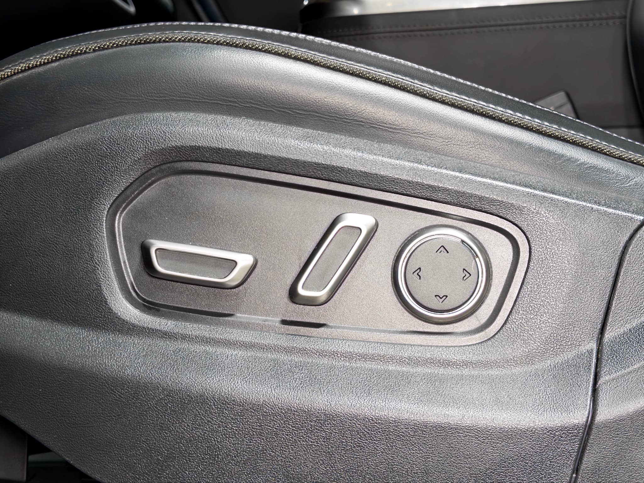 2025 Rivian R1T view 7