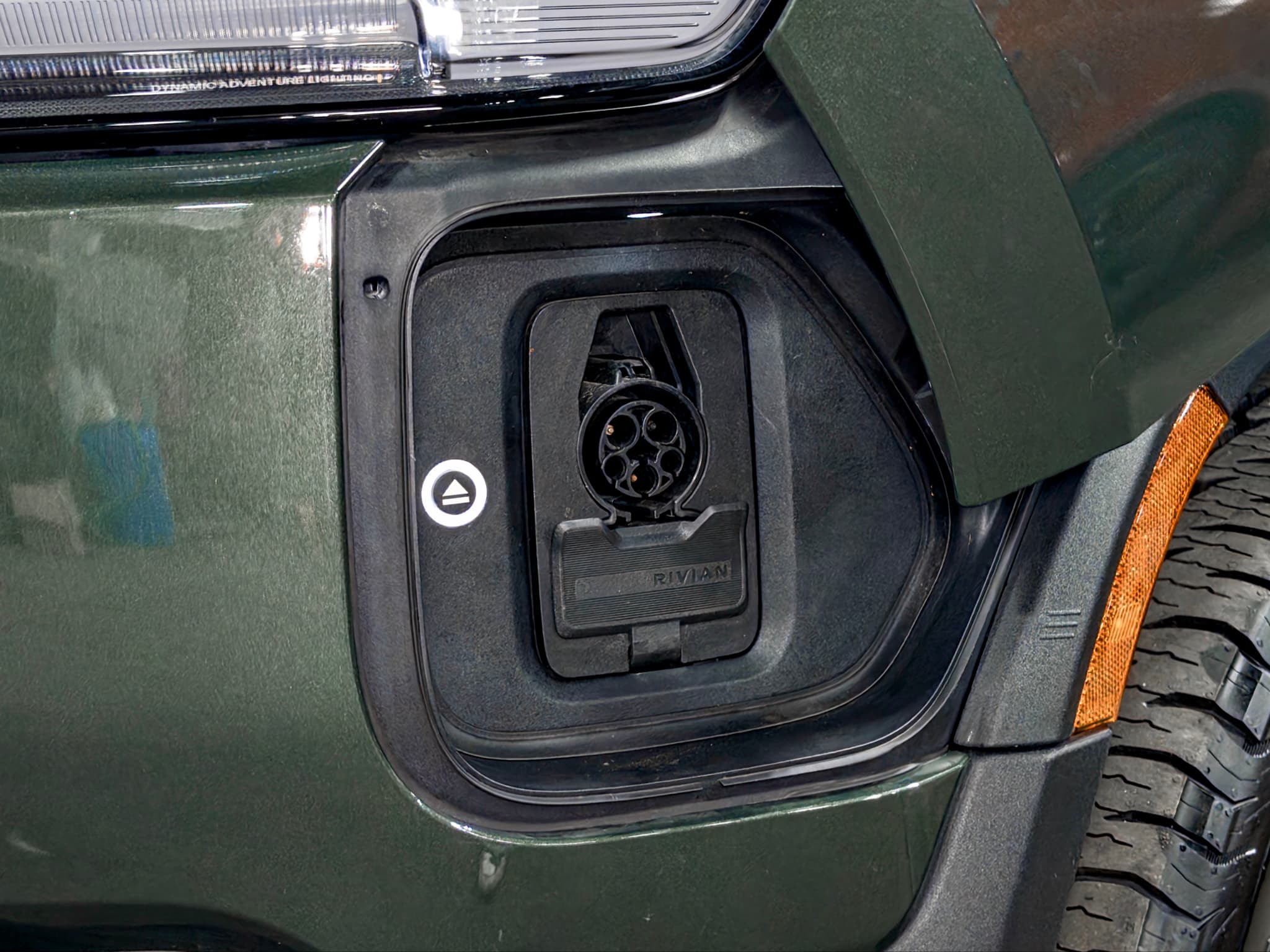 2025 Rivian R1T view 5