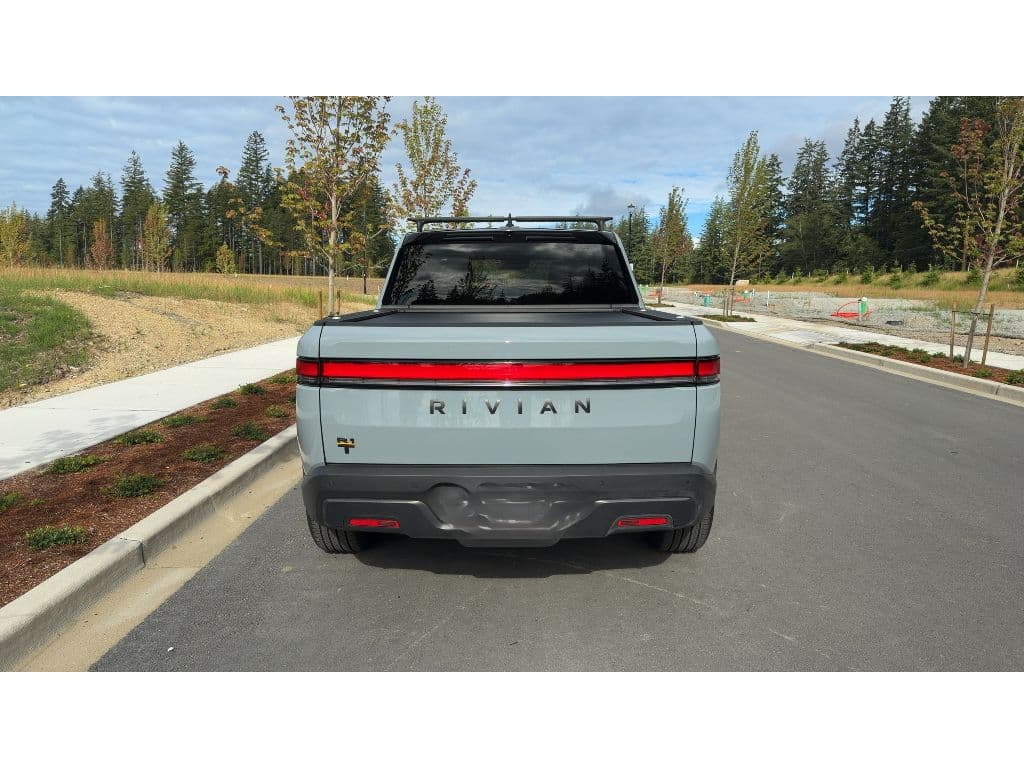 2025 Rivian R1T view 4