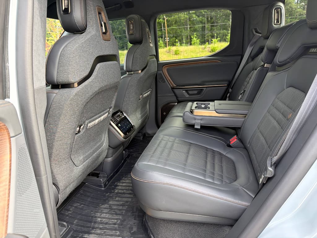 2025 Rivian R1T view 6