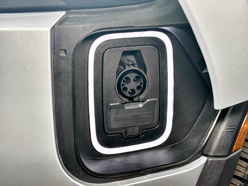 2024 Rivian R1S view 5