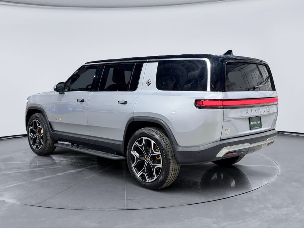 2024 Rivian R1S view 2