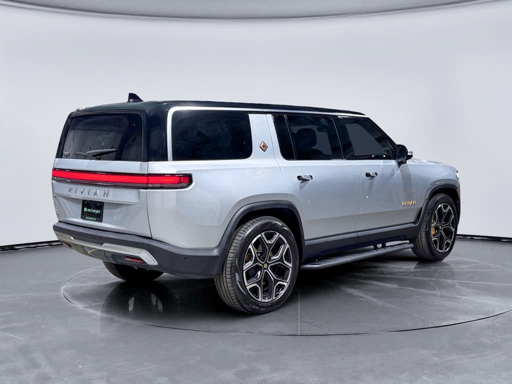 2024 Rivian R1S view 3