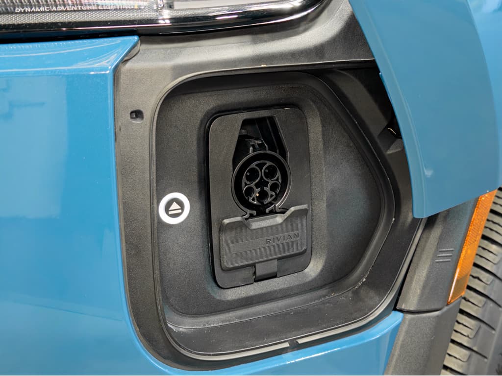 2025 Rivian R1T view 5