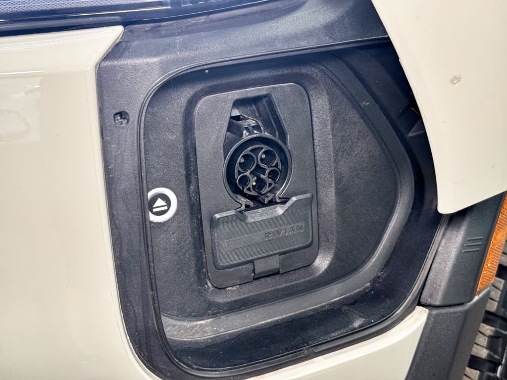 2025 Rivian R1T view 5