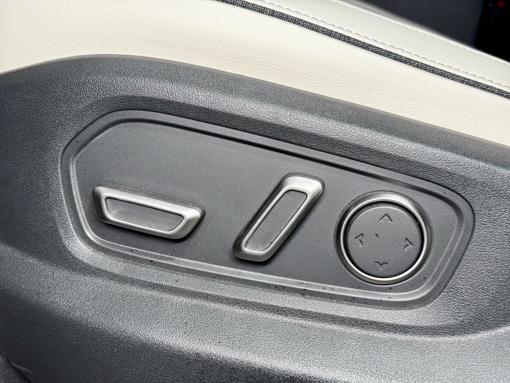2025 Rivian R1T view 7