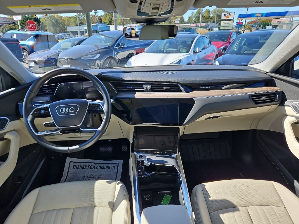 2022 Audi e-tron view 15