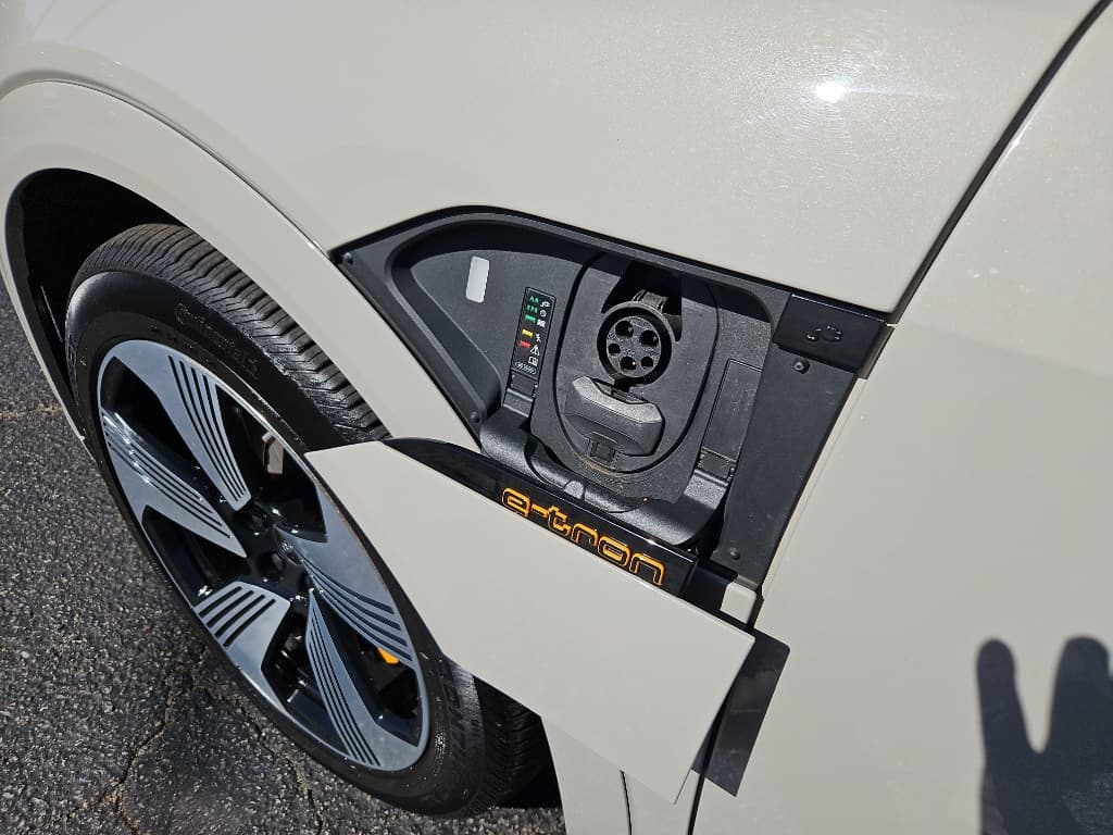 2022 Audi e-tron view 5