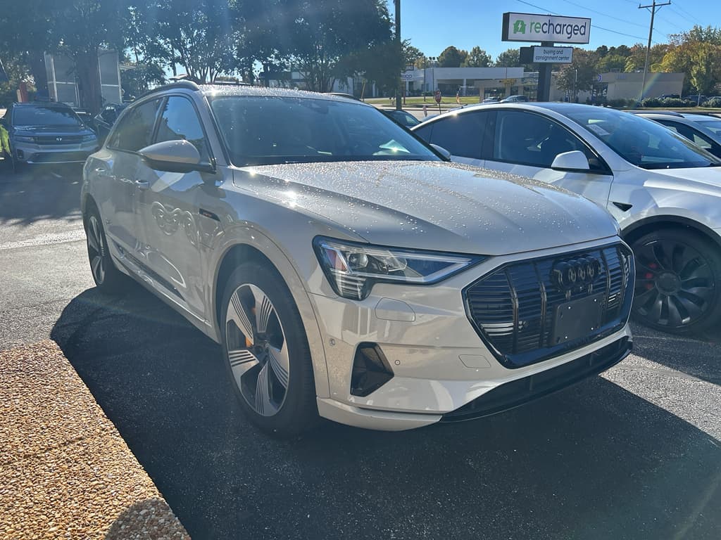 2022 Audi e-tron view 4