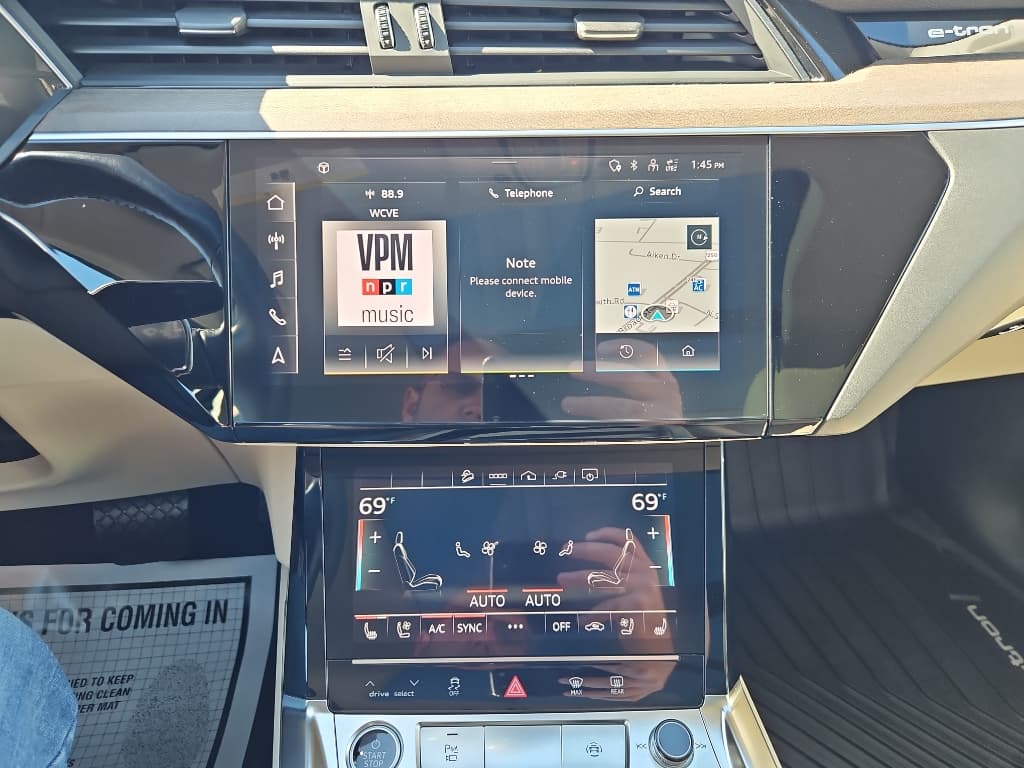2022 Audi e-tron view 10