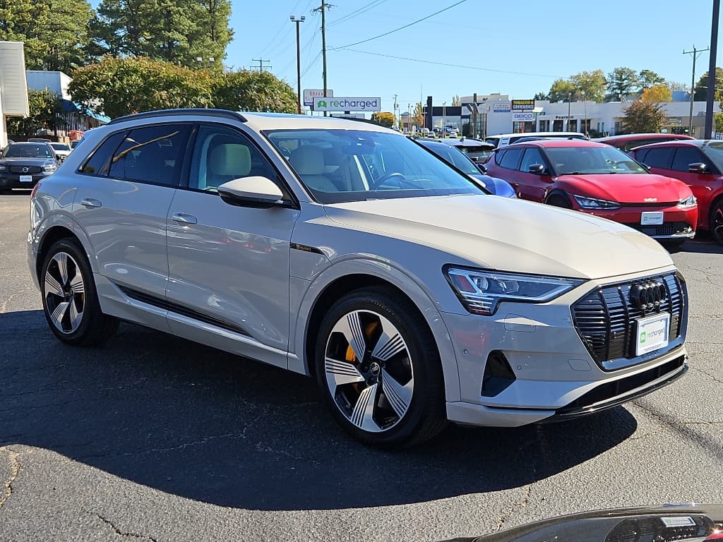 2022 Audi e-tron view 4