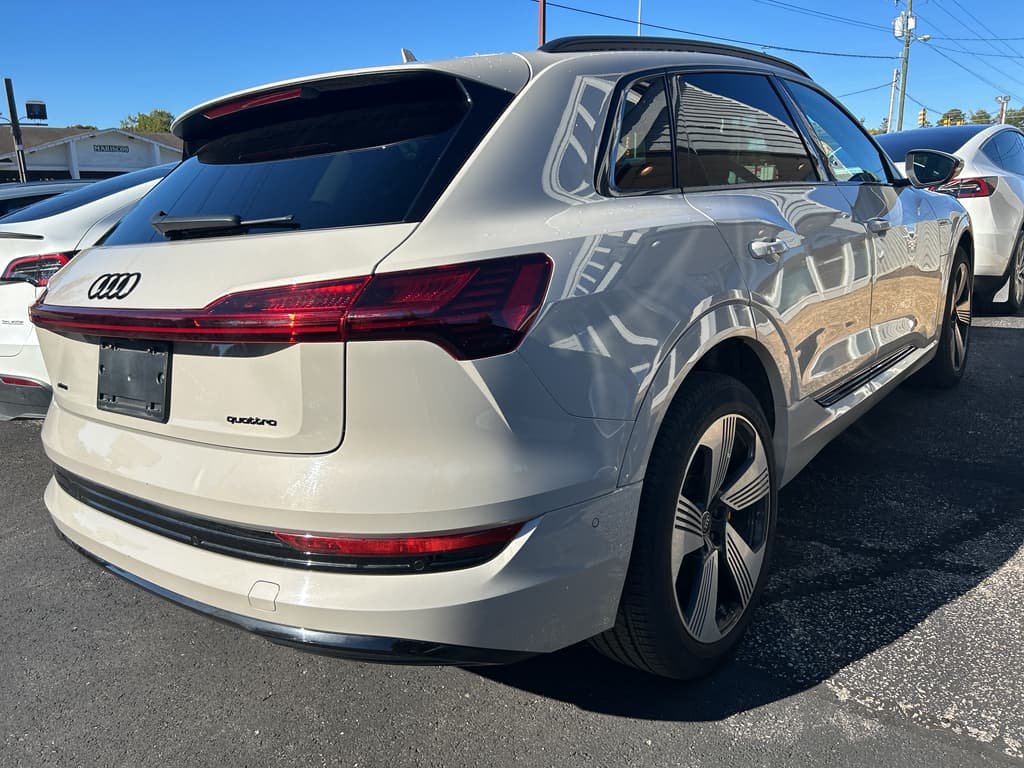 2022 Audi e-tron view 3
