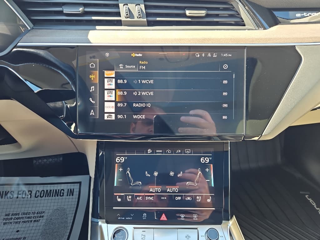 2022 Audi e-tron view 11