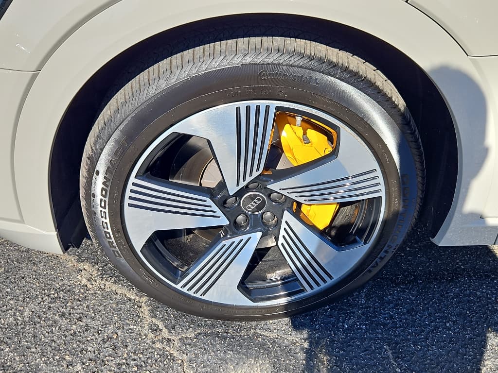 2022 Audi e-tron view 27