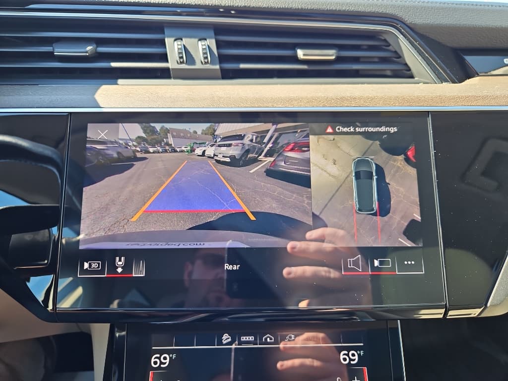 2022 Audi e-tron view 13