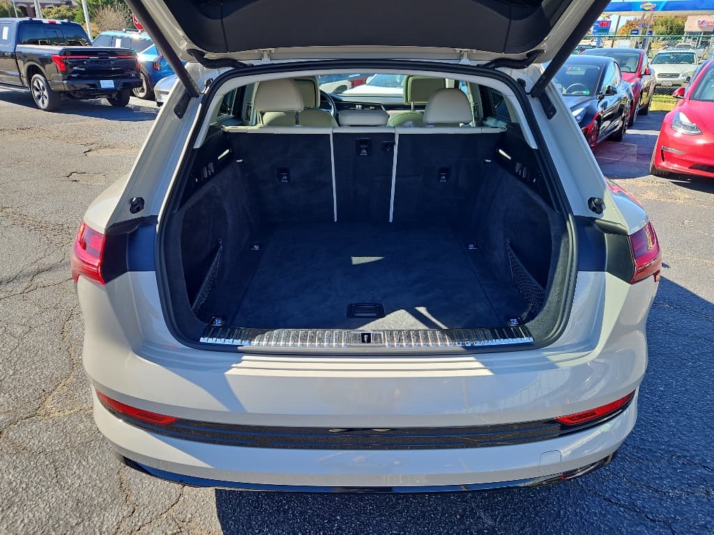 2022 Audi e-tron view 24