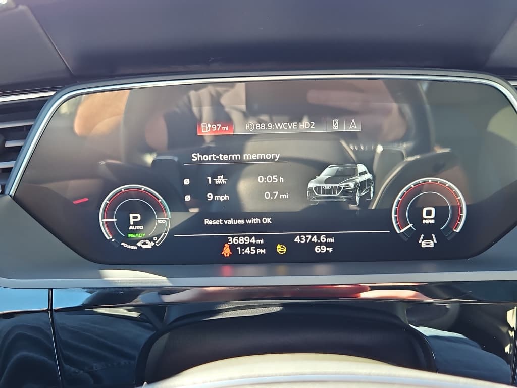 2022 Audi e-tron view 9