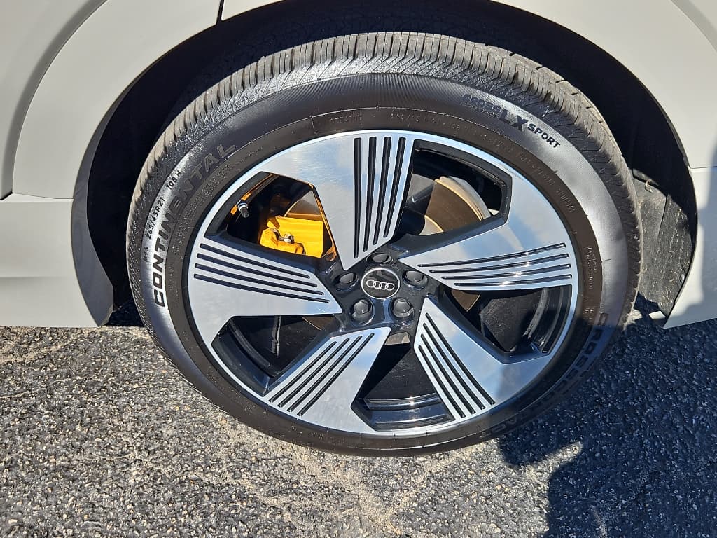 2022 Audi e-tron view 29