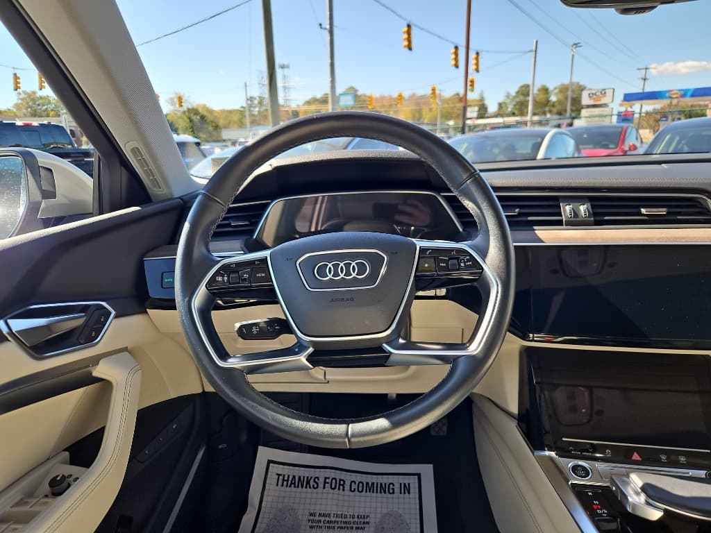 2022 Audi e-tron view 8