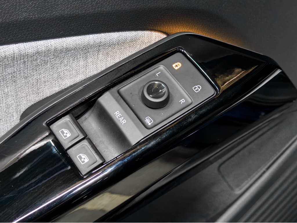 2023 Volkswagen ID.4 view 7