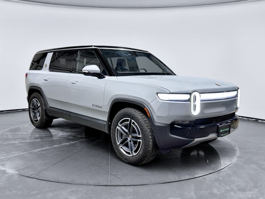 2025 Rivian R1S view 4