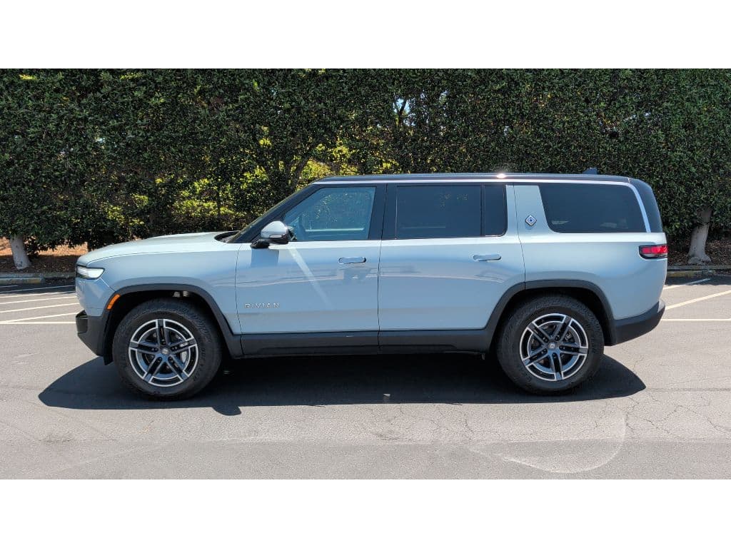 2025 Rivian R1S view 2