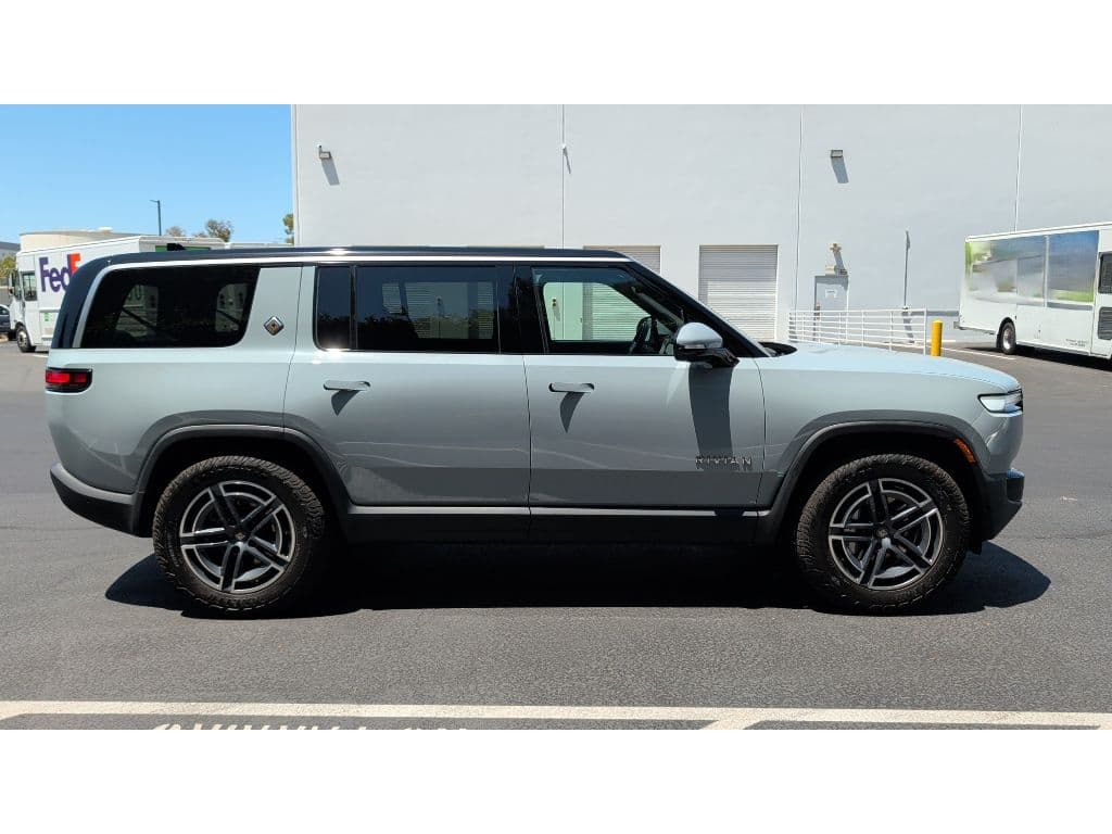 2025 Rivian R1S view 3